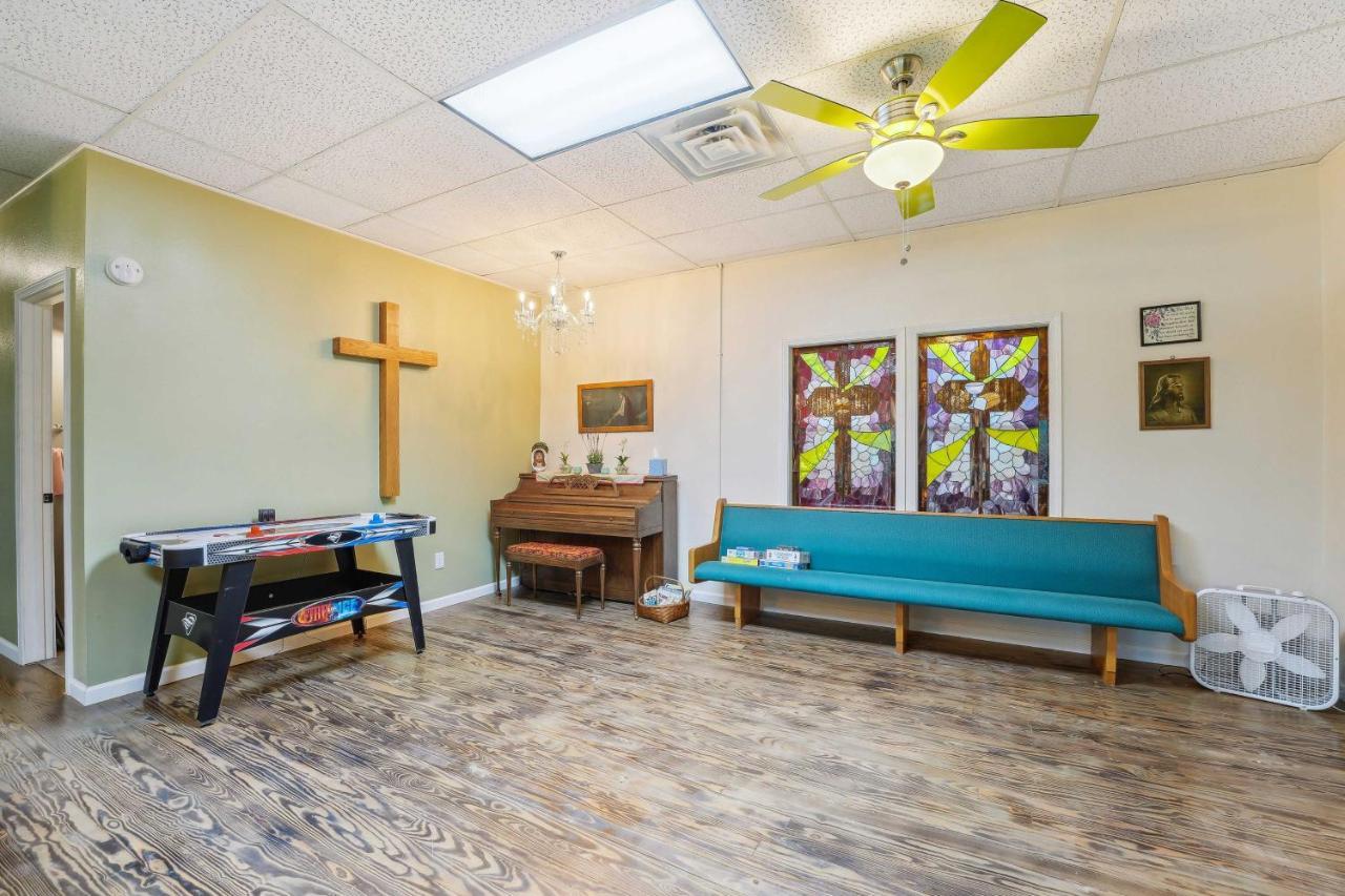 Old Church Retreat With Fire Pit And Air Hockey! Omaha Exterior foto