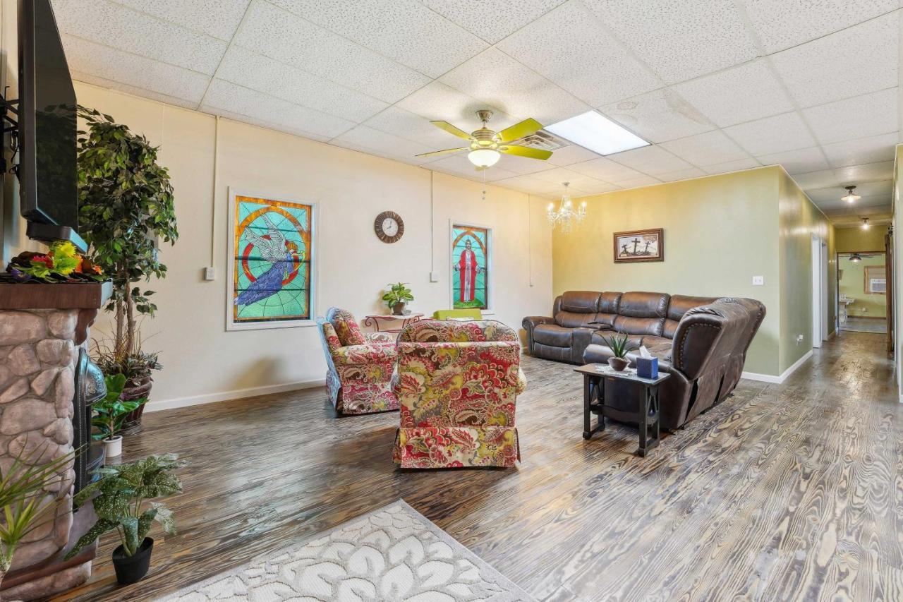 Old Church Retreat With Fire Pit And Air Hockey! Omaha Exterior foto